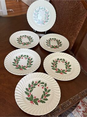 Set of 6 VTG Unmarked SCIO Holly Christmas Swirl Scalloped 10” Dinner Plates****